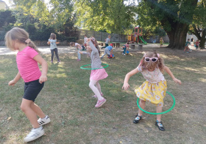 dzieci z grupy III i IV biorą udział w konkurencjach sportowych w ogrodzie przedszkolnym