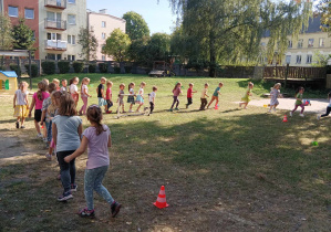 dzieci z grupy III i IV biorą udział w konkurencjach sportowych w ogrodzie przedszkolnym