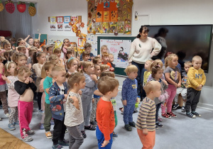 Dzieci wspólnie tańczą do muzyki