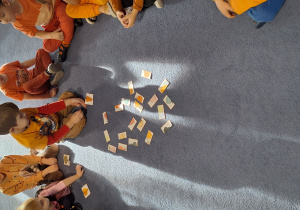 Dzieci łączą połówki dyni z papieru