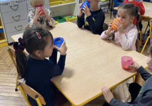 Dzieci piją sok owocowy