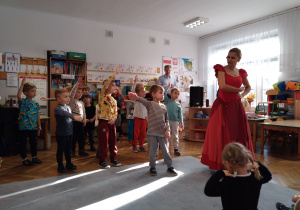 Dzieci tańczące układ choreograficzny