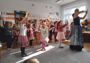Dzieci tańczące układ choreograficzny