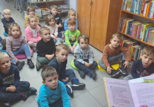 Dzieci słuchają czytanej książki