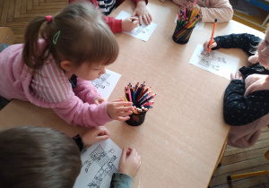 Dzieci kolorują obrazki